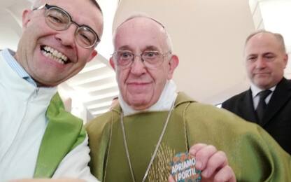 Migranti, il selfie di Papa Francesco con la spilla: "Apriamo i porti"