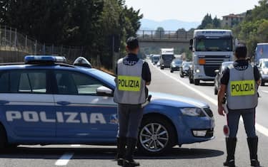 Camionista cammina completamente nudo sull'A22: disagi in autostrada