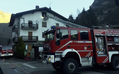Continua l'incendio in Valsesia: chiusa la strada provinciale 71