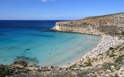 Lampedusa, barca con 15 turisti affonda: nessun ferito