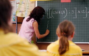Palermo, genitori non fanno regalo alla maestra: lei sgrida i bambini