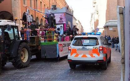 Bimbo caduto da carro di Carnevale a Bologna, aperta un'inchiesta