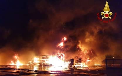 Incendio in azienda chimica, distrutto un capannone a Rosta