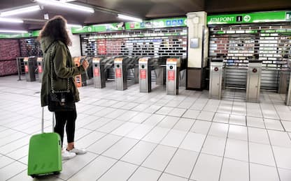 Milano, frenate brusche in metro: indagini per lesioni colpose