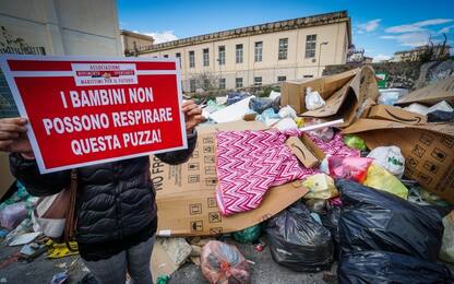 Torre del Greco, rifiuti davanti a scuola: protesta dei genitori