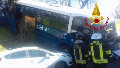 Roma, autobus fuori strada a Grottaferrata: feriti sette passeggeri