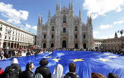 Flash mob ‘Stessa Bandiera’ a Milano, srotolato drappo dell’Europa