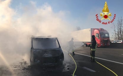 Lodi, furgone a fuoco: cinque chilometri di coda in autostrada