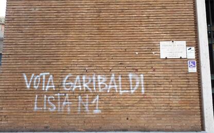 Roma, ripristinata la storica scritta “Vota Garibaldi” alla Garbatella