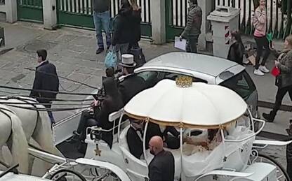 Napoli, nozze trash in piazza. L’assessore “Pronte multe e sanzioni
