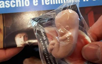 Verona, gadget choc al Congresso delle Famiglie: un feto di gomma