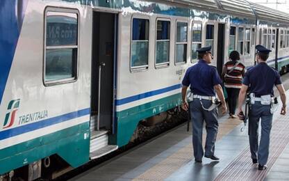 Torino, rapina due giovani su un treno regionale: denunciato