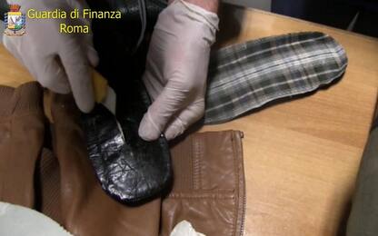Aeroporto Fiumicino, cocaina su indumenti e nelle scarpe: 4 arresti 