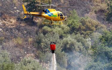 Incendio a Mondello, le fiamme minacciano la casa di riposo