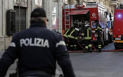 Milano, in fiamme il tetto di un palazzo di sette piani: nessun ferito