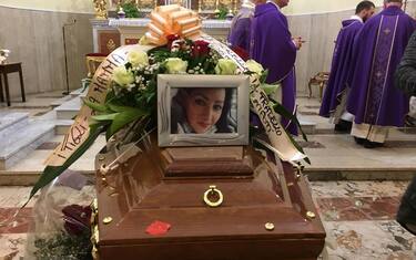 Catenanuova, chiesa gremita per i funerali di Loredana Calì