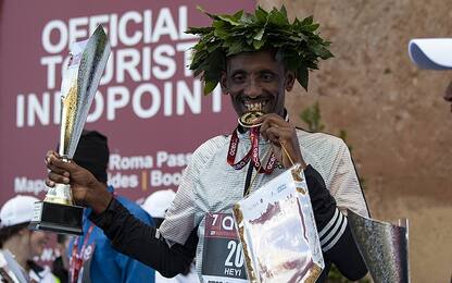 Maratona di Roma 2019, in 10mila sotto la pioggia: vincono due etiopi