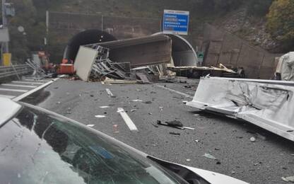 Tir invade la corsia opposta sull’A12, due morti tra Lavagna e Sestri