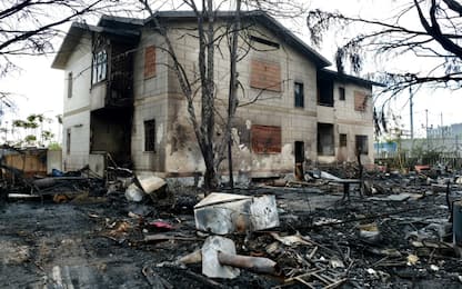Milano, incendio nel campo nomadi di via Bonfadini: nessun ferito