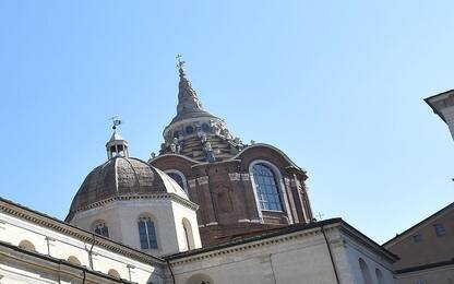 Torino, Cappella della Sindone si illumina con il tricolore francese