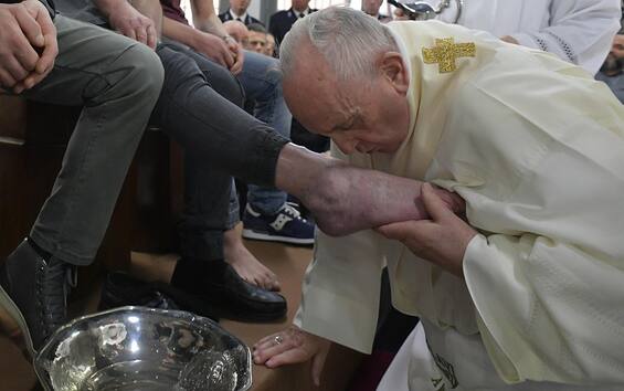 Giovedì Santo, Papa Francesco e la lavanda dei piedi in carcere: 'Gesto
