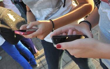 smartphone_adolescenti_ansa