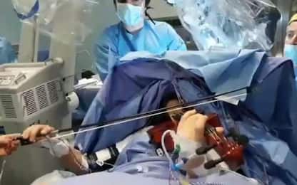 Taranto, musicista di 23 anni operata a cervello mentre suona violino