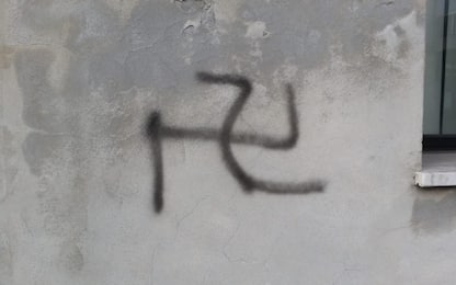 Simboli nazifascisti sui muri di Marsala: il Comune li fa rimuovere