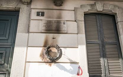 Milano, bruciata la corona posta sulla lapide del partigiano Peluzzi