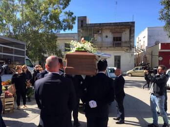Anziano picchiato a morte da baby gang: i funerali a Manduria