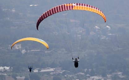 Cuneo, resta impigliato a 5 metri di altezza con il paracadute: salvo