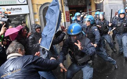 Napoli, tensioni tra disoccupati e polizia: ferito un manifestante