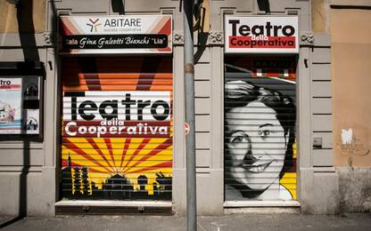 Milano, adesivi fascisti su saracinesca teatro e su sede dell'Anpi