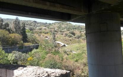 Camion sbanda e cade da un viadotto sulla Catania-Palermo, due feriti