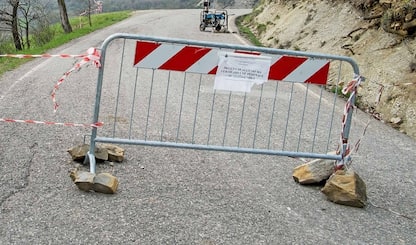 Frana su una provinciale in Val d’Ossola, chiusa la strada