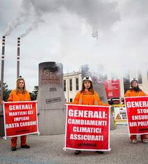 Blitz di Greenpeace contro Generali: "Basta carbone"