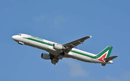 Volo Alitalia per New York atterra a Londra, arrestato un passeggero