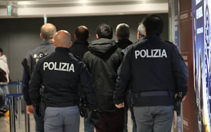 Milano, perseguita l'ex fidanzato e gli brucia l'auto: arrestata