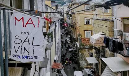 Napoli, striscioni sui balconi contro Salvini: “Non ti vogliamo”