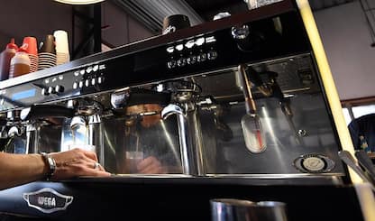 Sostituiva macchina del caffè, tecnico muore folgorato nel Torinese