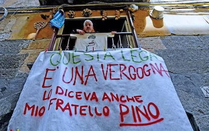 Napoli, il fratello di Pino Daniele espone striscione contro Salvini
