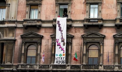 Milano, striscione di 5 metri al comizio sovranista: "Restiamo umani"