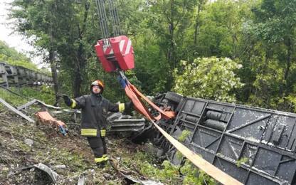 Bus si ribalta sulla Siena-Firenze: muore una donna. FOTO