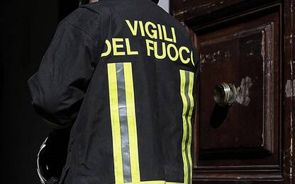 Como, incendio distrugge 8 furgoni a Gironico: ipotesi origine dolosa