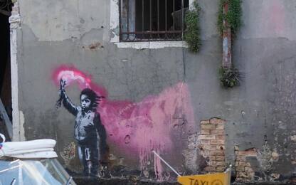 Banksy, è suo il graffito "Naufrago bambino" apparso a Venezia 