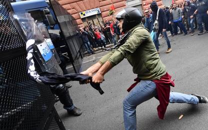Genova, scontri polizia-antifascisti a manifestazione contro Casapound