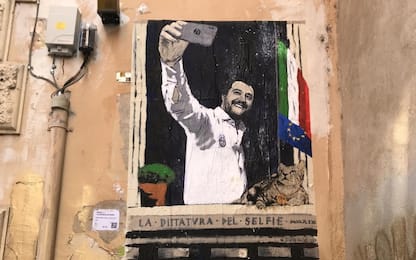 Roma, un murale immortala Salvini mentre si fa un selfie