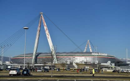 Ultras della Juventus all'esterno dell'Allianz Stadium: "Fuori dalle galere"