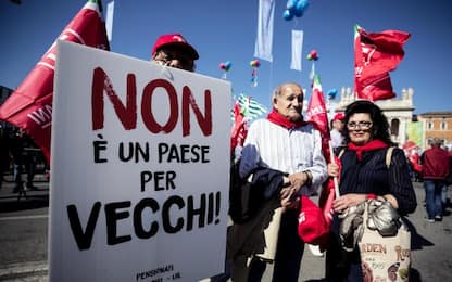 Roma, pensionati in piazza contro il governo: "Dateci retta"