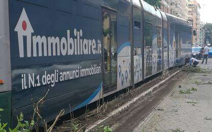 Roma, deraglia tram: nessun ferito. FOTO